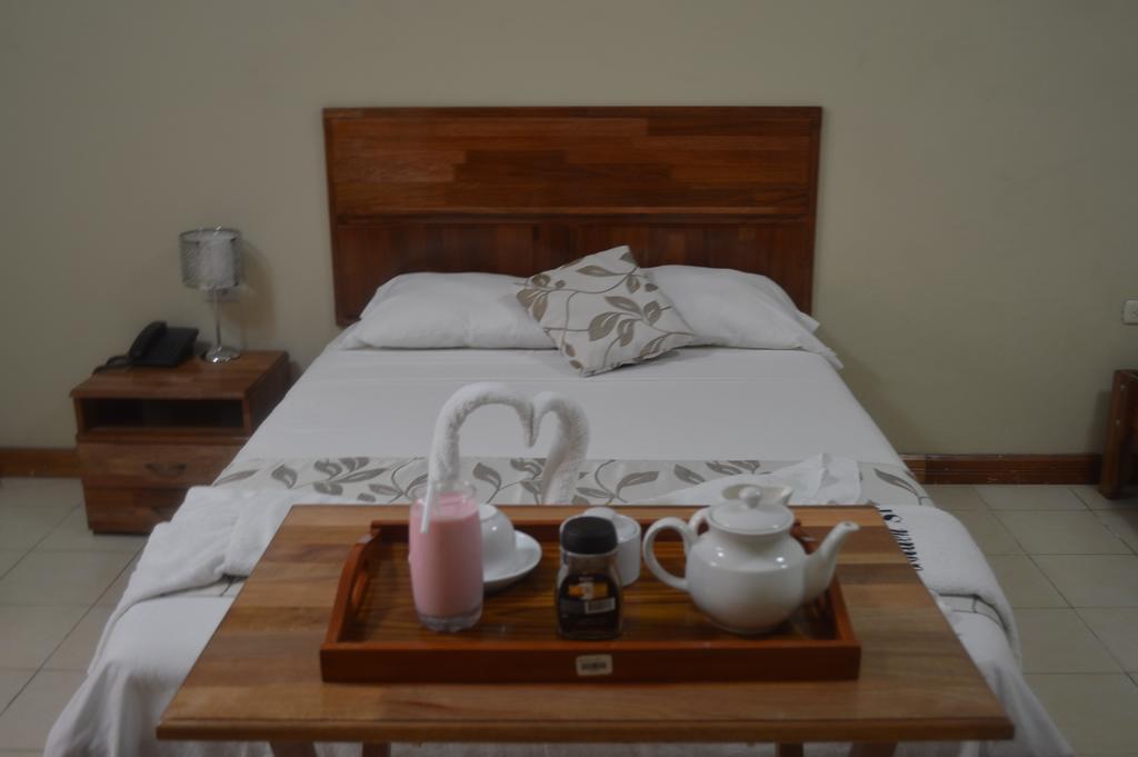 Hotel Golden Star อีกีโตส ภายนอก รูปภาพ