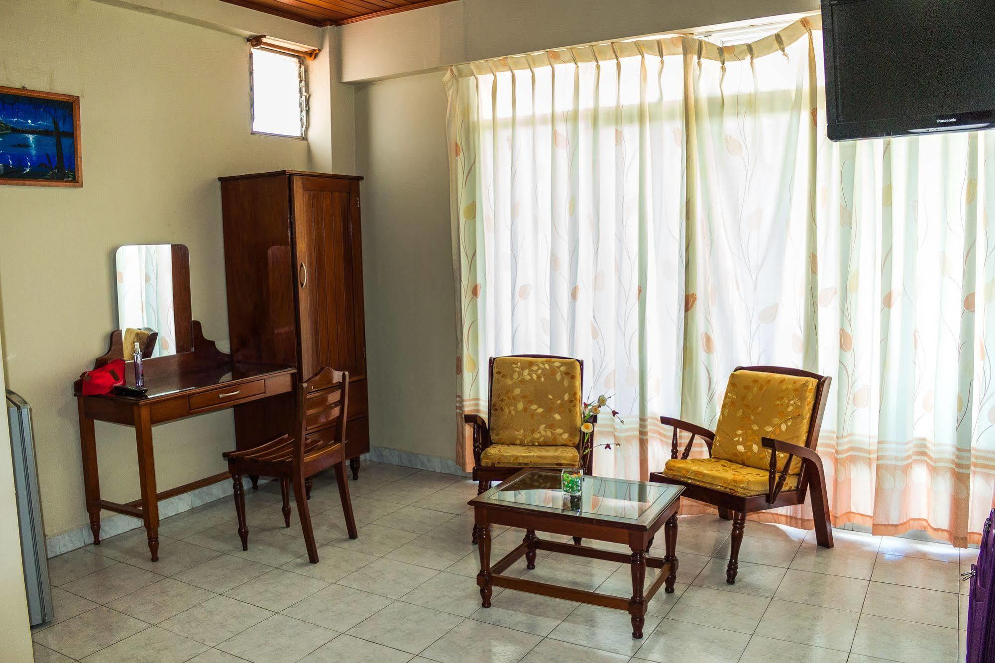 Hotel Golden Star อีกีโตส ภายนอก รูปภาพ