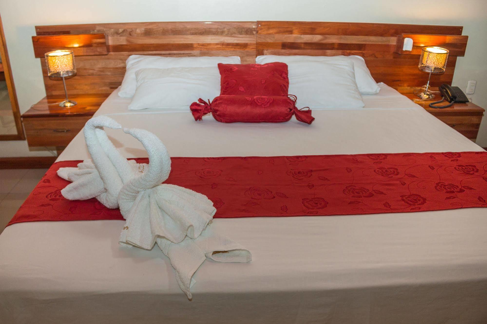 Hotel Golden Star อีกีโตส ภายนอก รูปภาพ