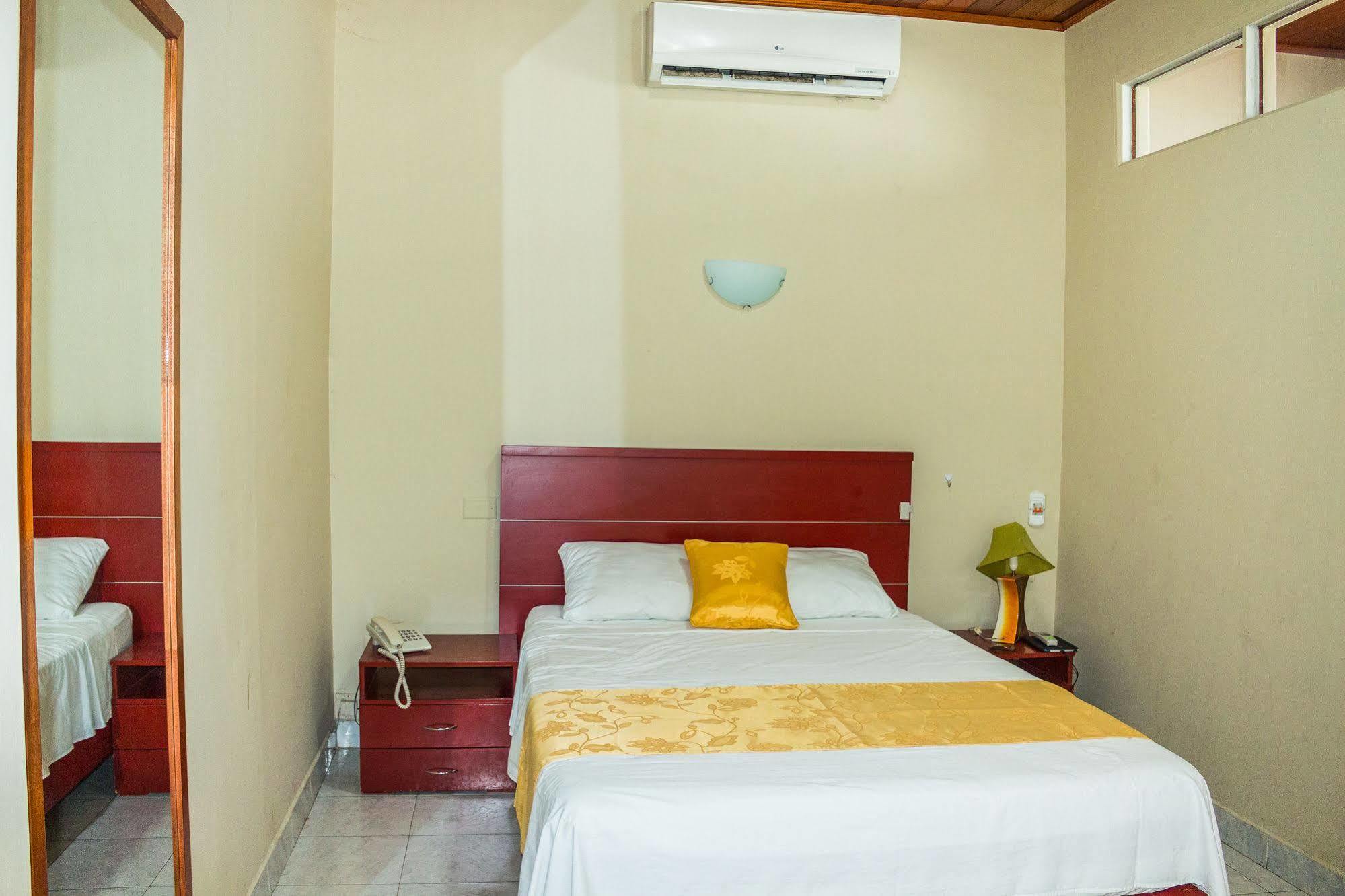 Hotel Golden Star อีกีโตส ภายนอก รูปภาพ