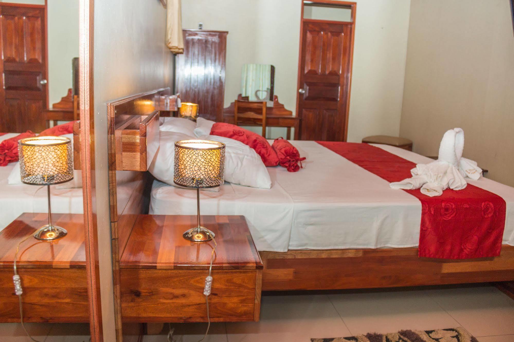 Hotel Golden Star อีกีโตส ภายนอก รูปภาพ