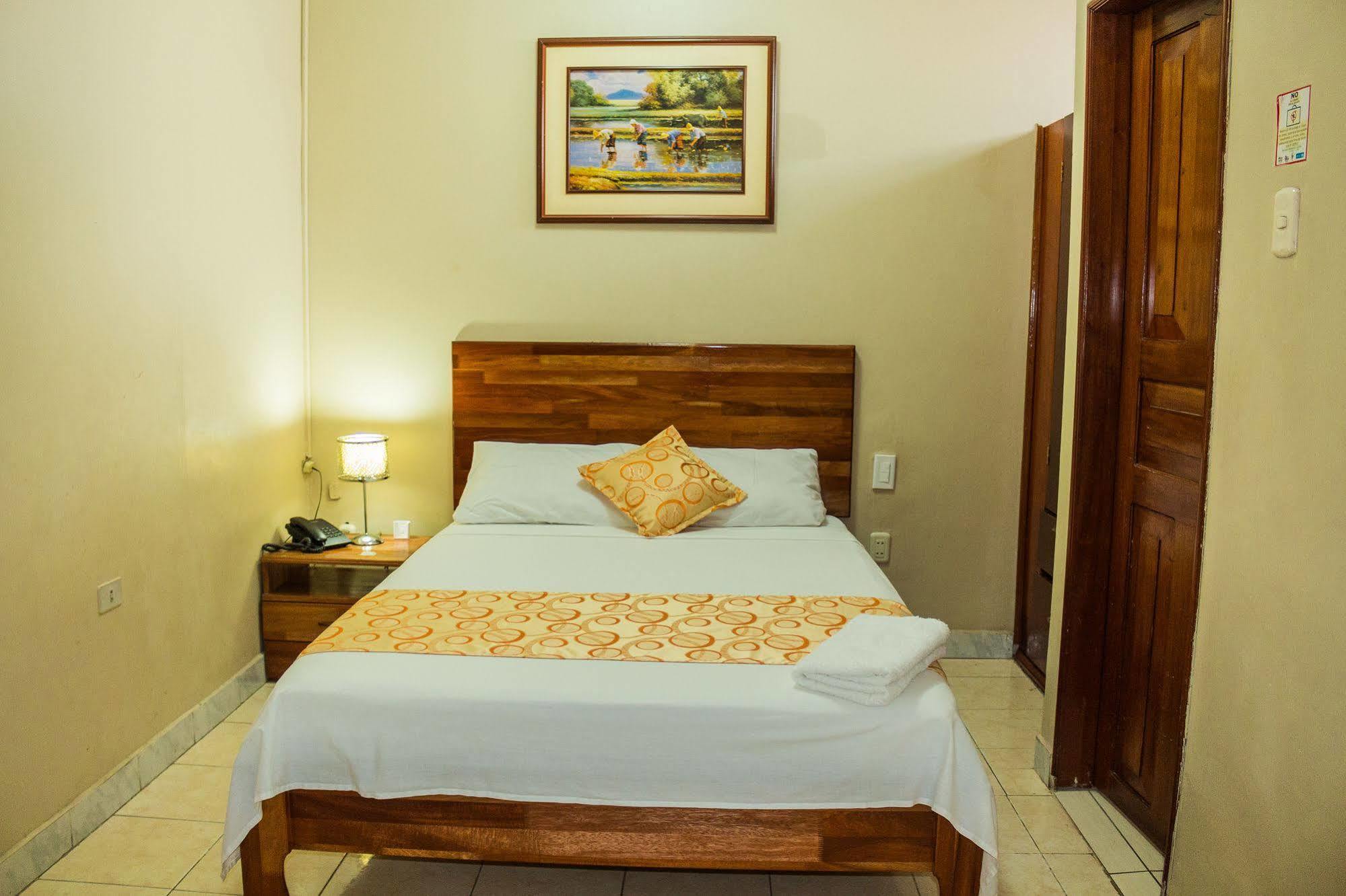 Hotel Golden Star อีกีโตส ภายนอก รูปภาพ